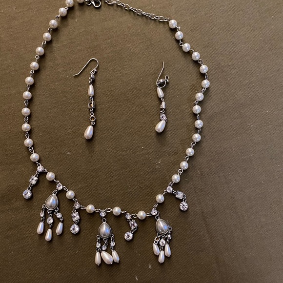 Beautiful necklace and earrings set - Picture 1 of 3